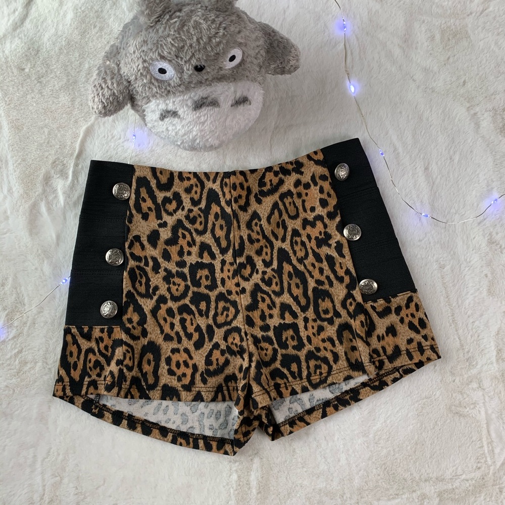 Oboe Animal Pattern Button Shorts